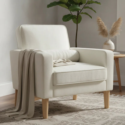Fauteuil crème avec plaid dans un salon cosy