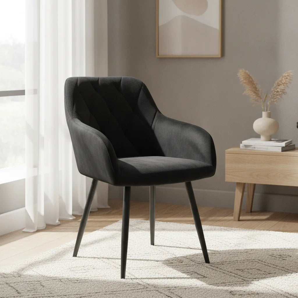 Fauteuil salle à manger velours noir dans un salon