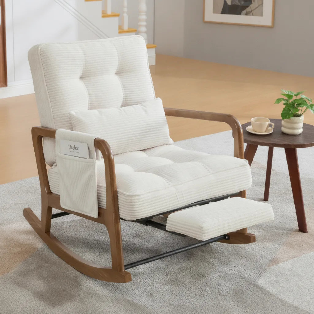 Fauteuil en bois salon à bascule beige avec repose-pieds déplié près d'une table d'appoint