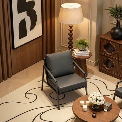 Fauteuil cuir et métal noir dans un salon élégant