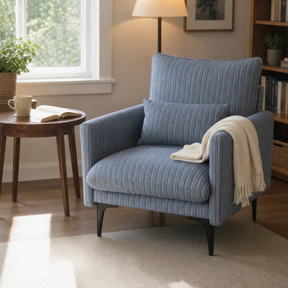 Fauteuil rayé bleu avec plaid dans un salon lumineux